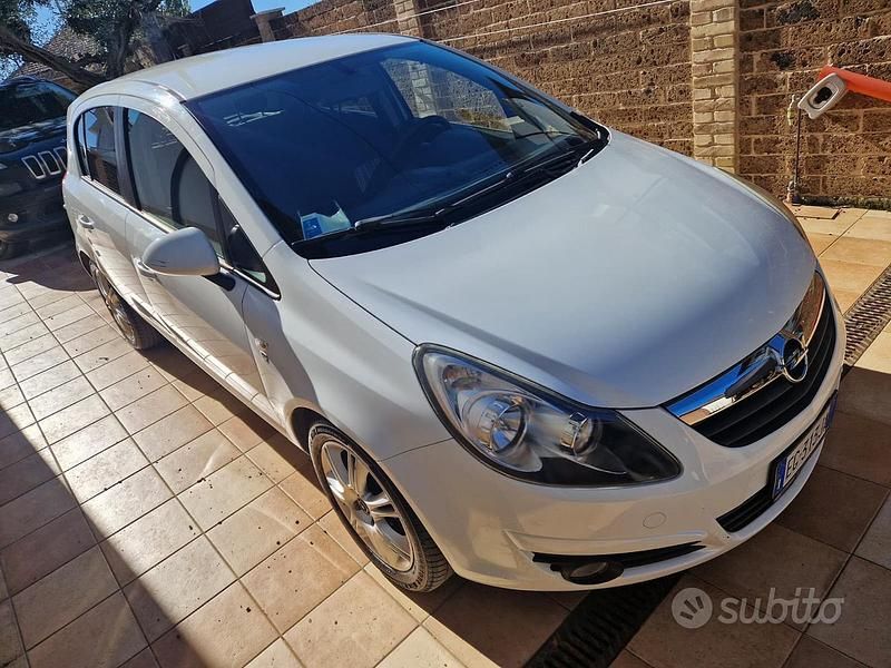 Usata Opel Corsa Edition 75 CV (55 kW) 2011 Bianco Utilitaria