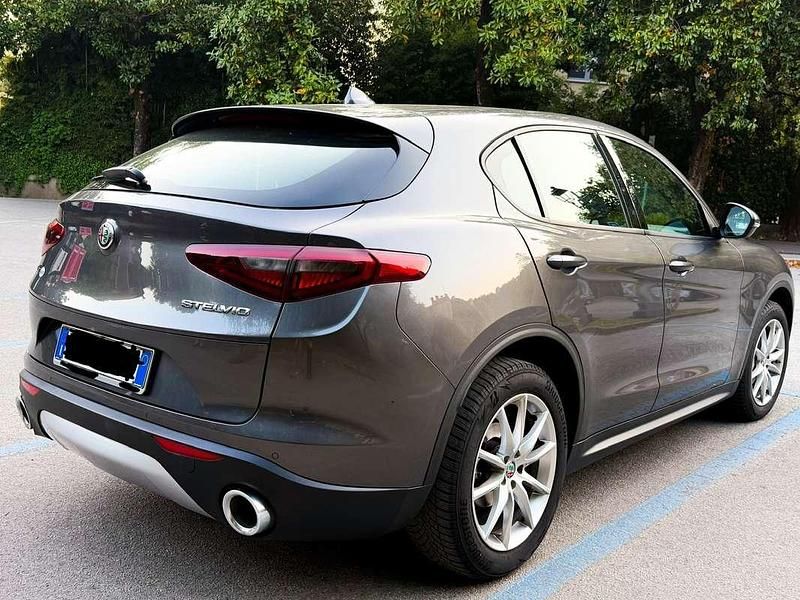 Usata Alfa Romeo Stelvio Business 209 CV (153 kW) 2017 Grigio SUV