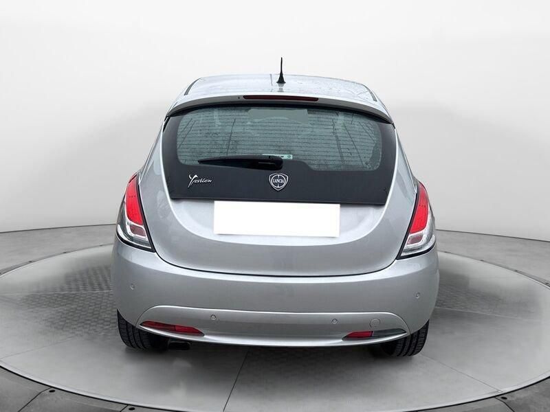 Usata Lancia Ypsilon Gold 69 CV (50 kW) 2016 Argento Utilitaria