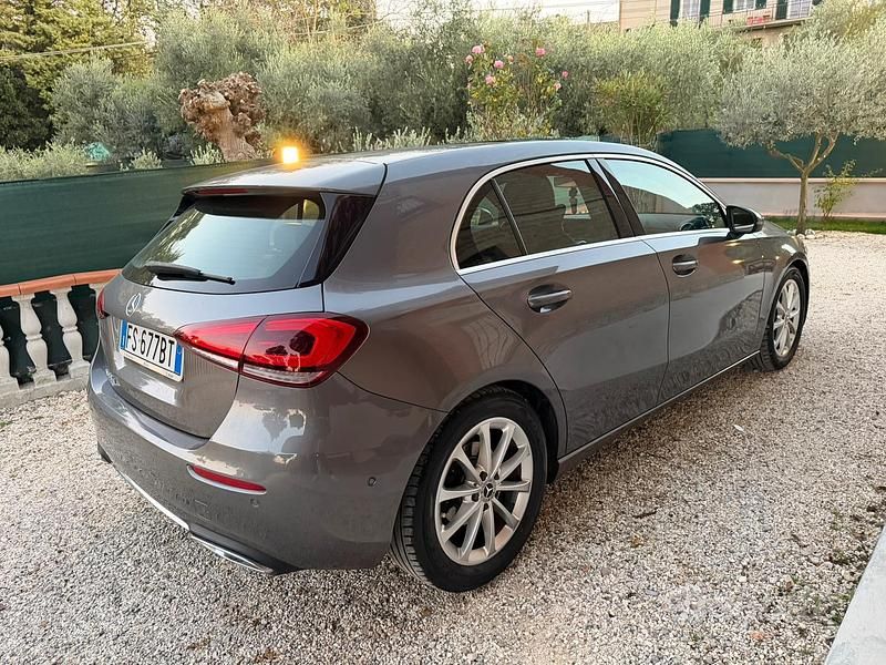 Usata Mercedes A180 116 CV (85 kW) 2018 Grigio Berlina