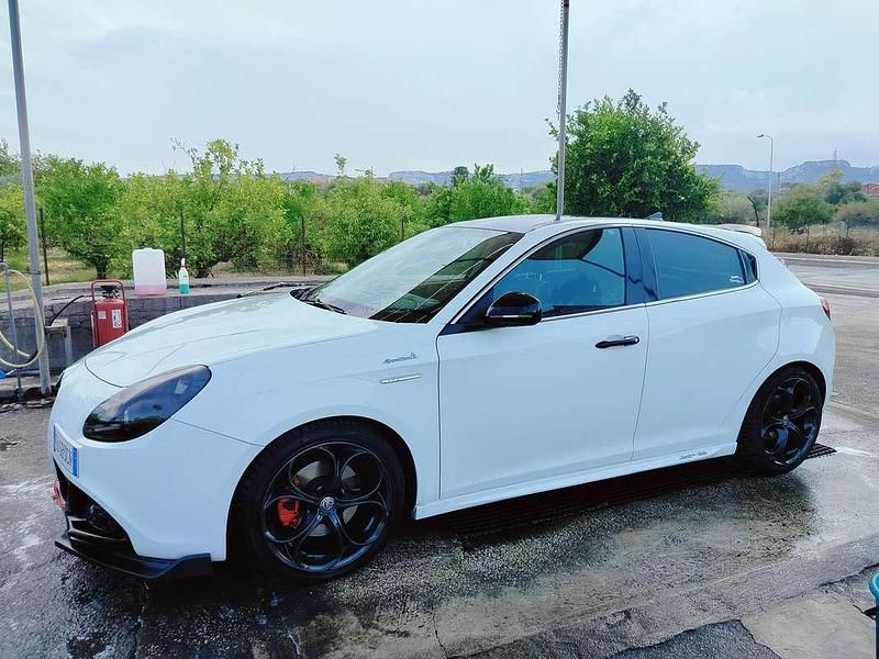 Bianco Usata 2010 Alfa Romeo Giulietta Due volumi | 7500 € (Molto cara) - Immagine 1/4
