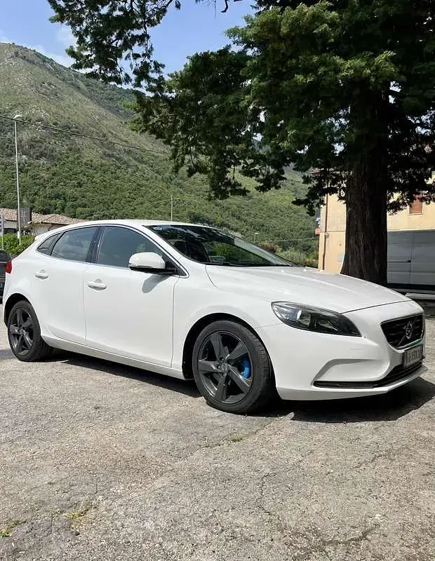 Usata Volvo V40 Momentum 115 CV (84 kW) 2014 Bianco Berlina