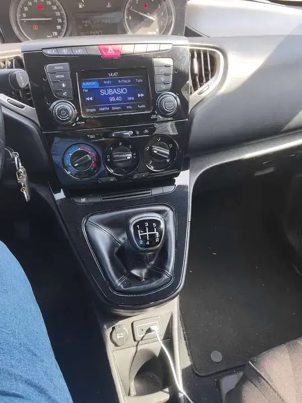 Usata Lancia Ypsilon Platinum 69 CV (50 kW) 2018 Verde Utilitaria