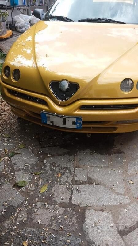Begagnad Alfa Romeo Spider 144 HK (105 kW) 1999 Gul Cab