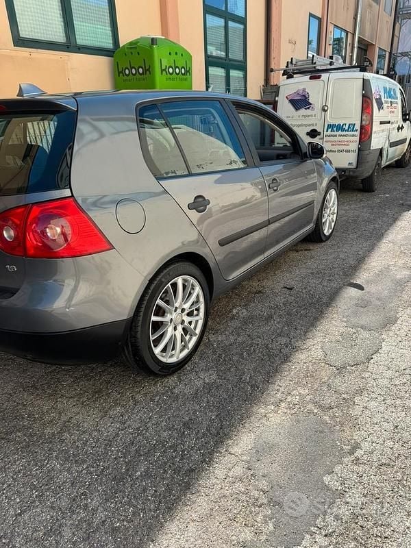 Usata VW Golf V 102 CV (75 kW) 2008 Grigio Utilitaria