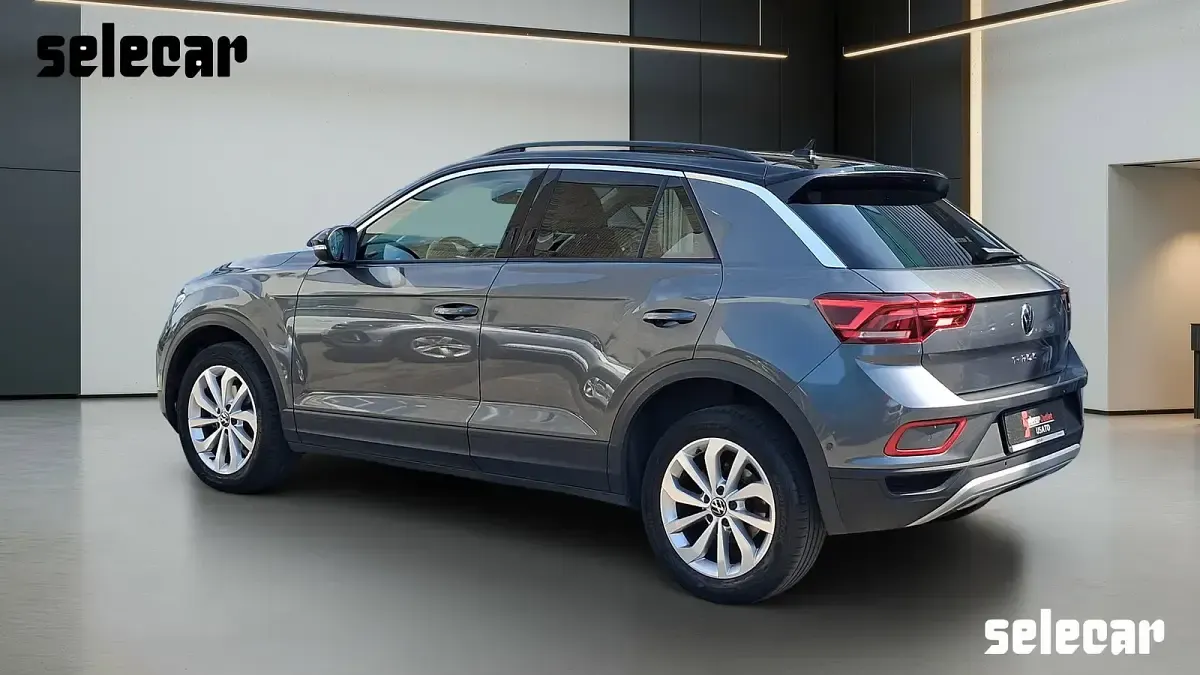 Usata VW T-Roc Life 116 CV (85 kW) 2023 Grigio grafite SUV