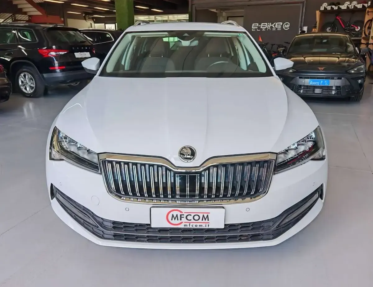 Usata Skoda Superb Style 150 CV (110 kW) 2022 Bianco Station wagon