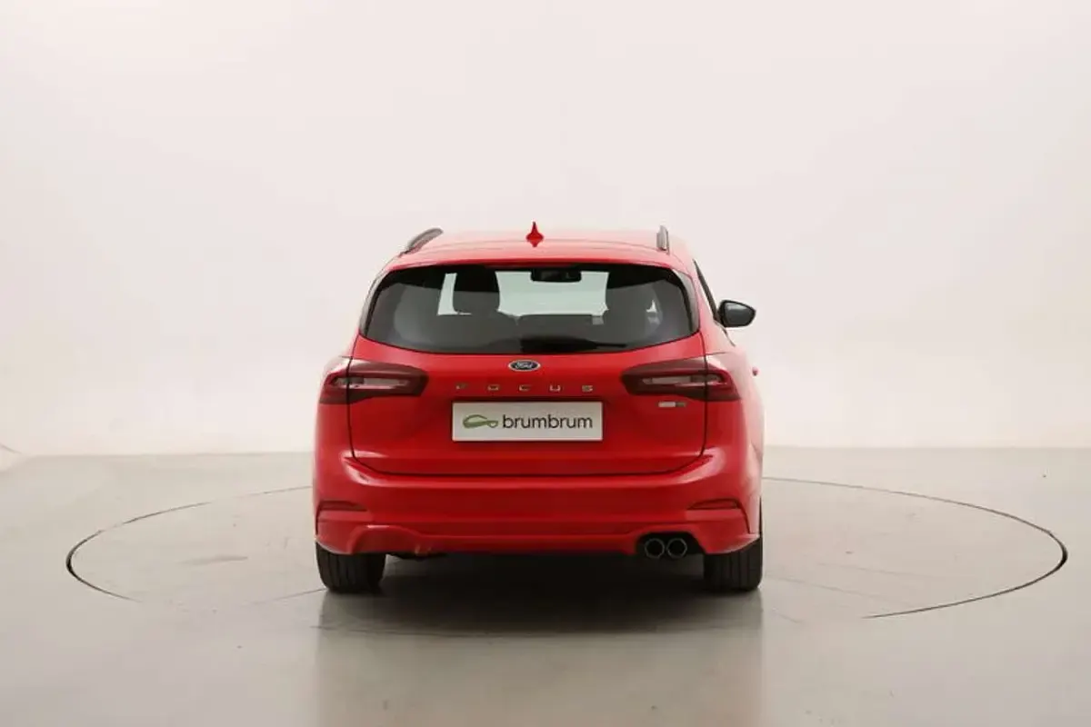 Usado Ford Focus ST-Line 125 CV (91 kW) 2023 Rojo Familiar