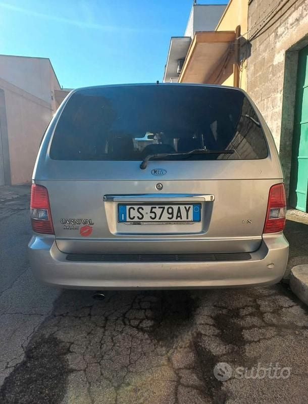 Usata Kia Carnival EX 144 CV (105 kW) 2004 Grigio Monovolume