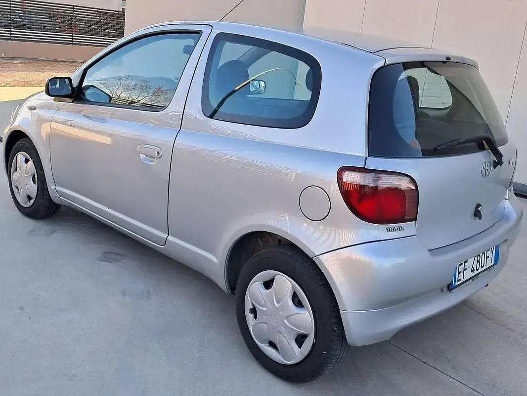 Usata Toyota Yaris 68 CV (50 kW) 2002 Argento Berlina