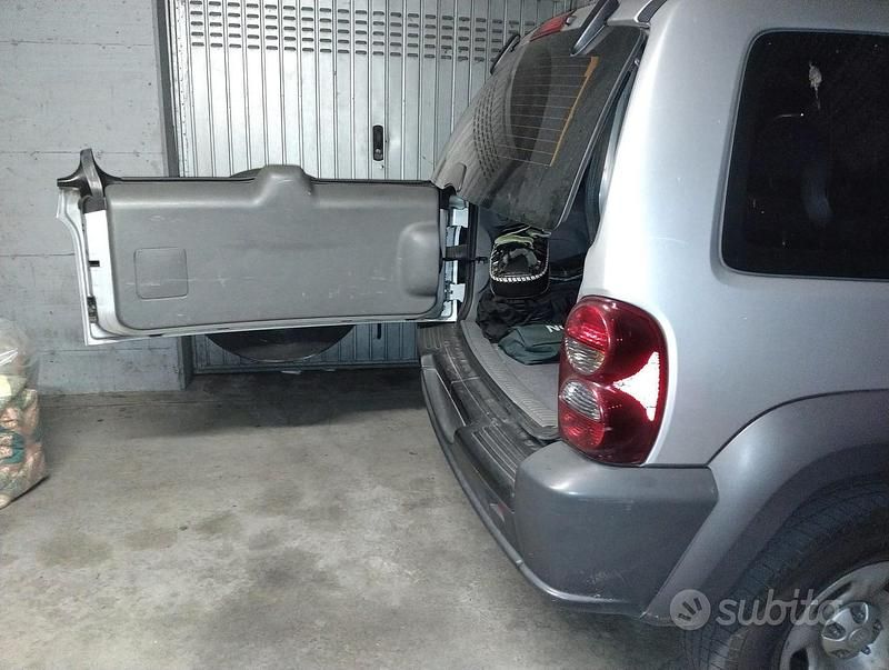 Usata Jeep Cherokee 163 CV (119 kW) 2007 Grigio SUV