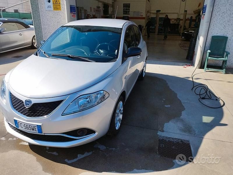 Usata Lancia Ypsilon Gold 69 CV (50 kW) 2016 Grigio Utilitaria