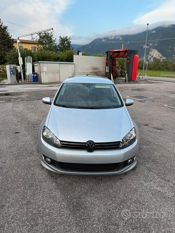 Grigio Usata 2010 VW Golf VI Highline Tre volumi | 9900 € (Molto cara) - Immagine 1/4
