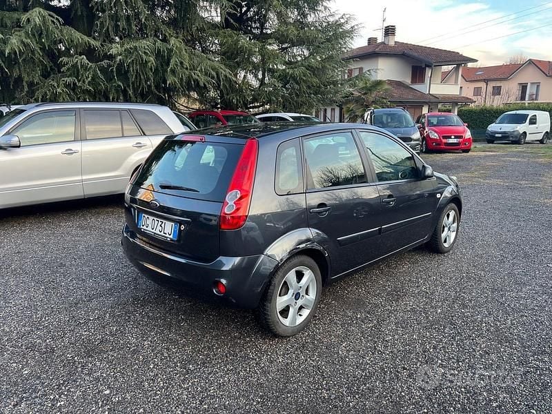 Usata Ford Fiesta Titanium 75 CV (55 kW) 2007 Grigio Utilitaria