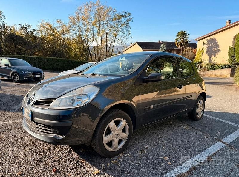 Grigio Usata 2007 Renault Clio II Tre volumi | 2900 € (Buon prezzo) - Immagine 1/4
