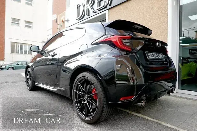 Usata Toyota Yaris 280 CV (205 kW) 2023 Bianco pastello Utilitaria