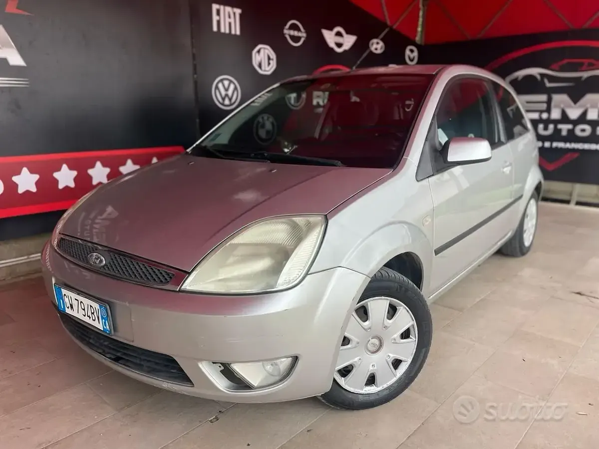 Usata Ford Fiesta Ghia 68 CV (50 kW) 2005 Grigio Utilitaria