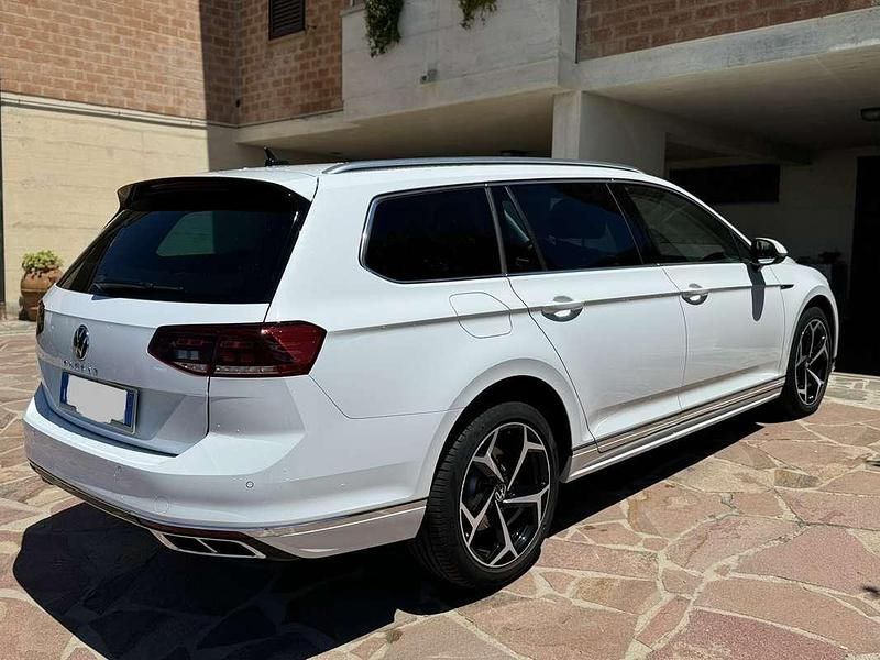 Usata VW Passat Executive 150 CV (110 kW) 2023 Bianco Station wagon