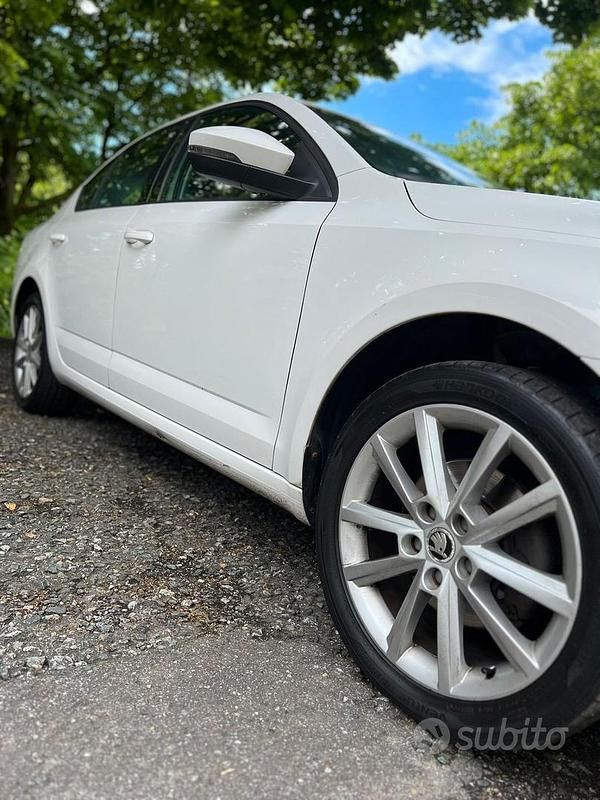 Usata Skoda Octavia Active 105 CV (77 kW) 2013 Bianco Berlina