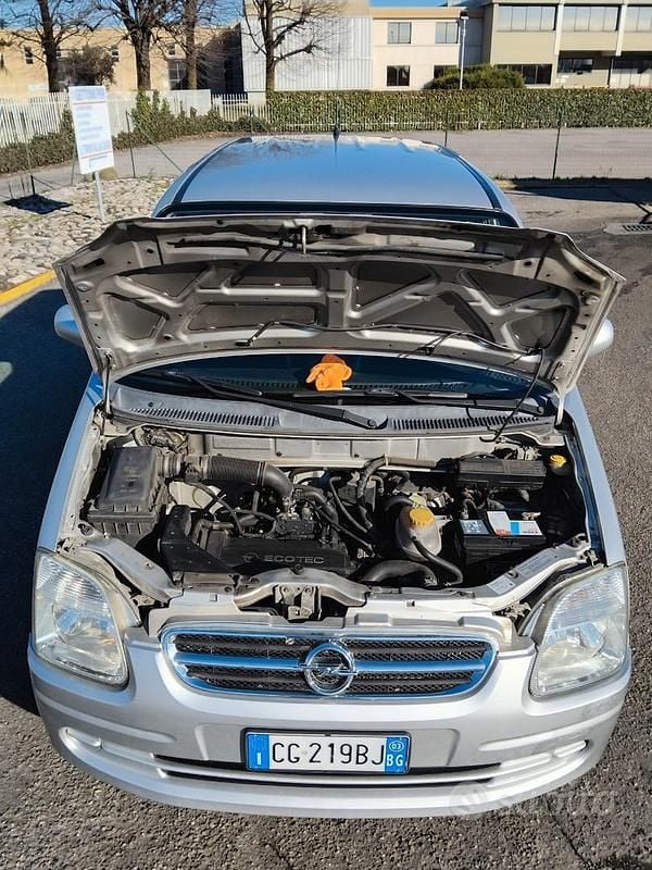 Usata Opel Agila 75 CV (55 kW) 2003 Grigio Monovolume