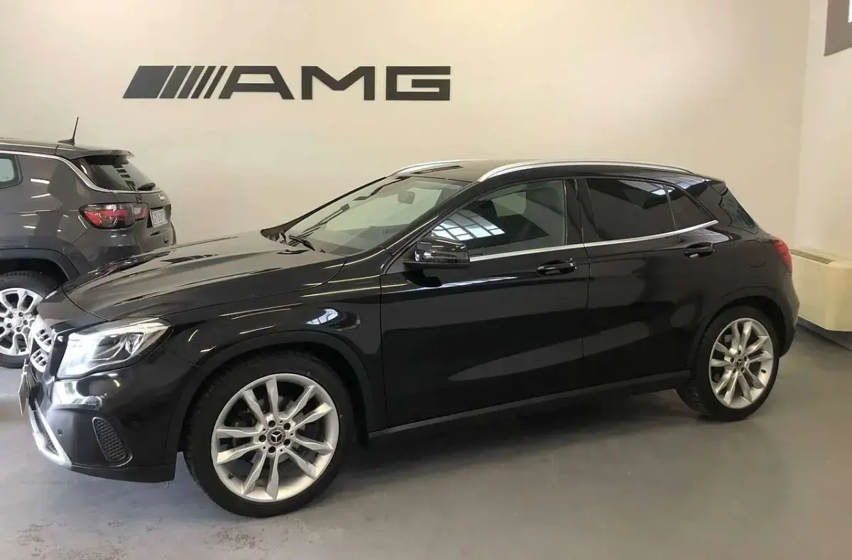 Usata Mercedes GLA200 136 CV (100 kW) 2019 Nero cosmo metallizzato SUV