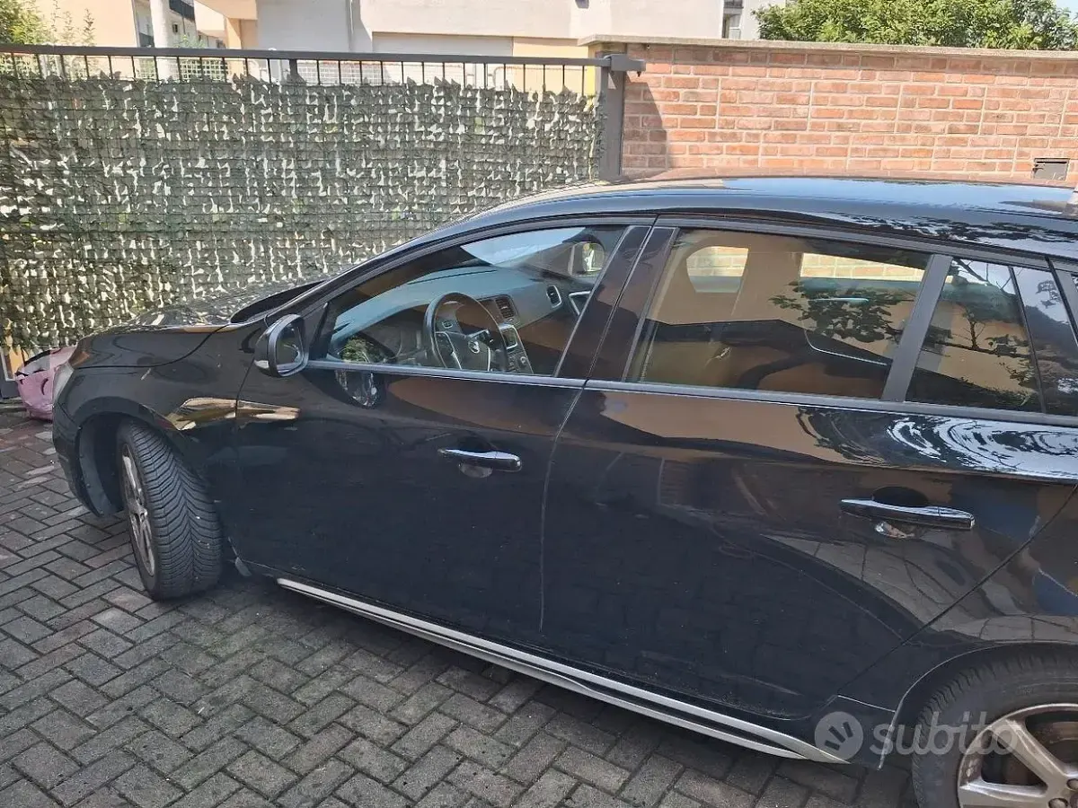 Usata Volvo V60 120 CV (88 kW) 2018 Nero Station wagon