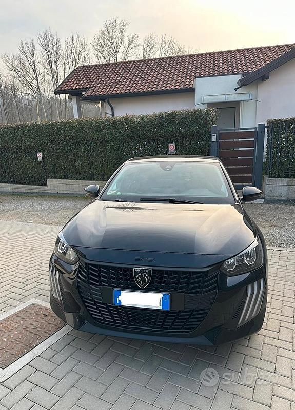 Usata Peugeot 208 Active 2024 Nero Utilitaria