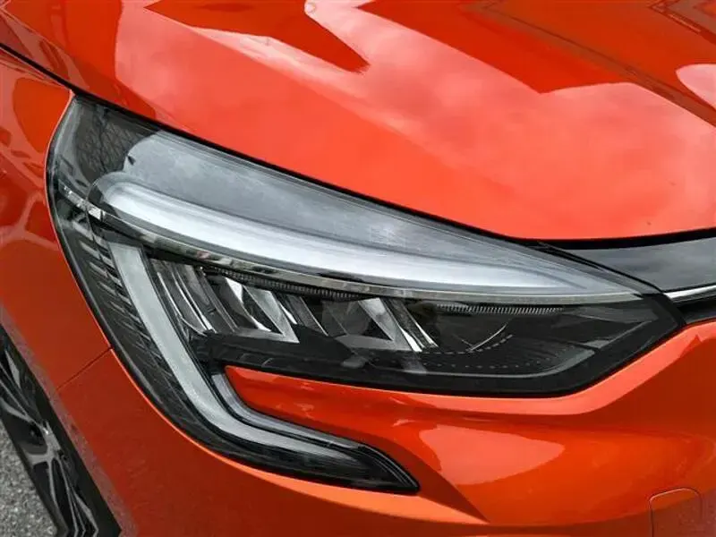 Käytetty Renault Clio V Techno 145 HP (106 kW) 2023 Oranssi Sedan