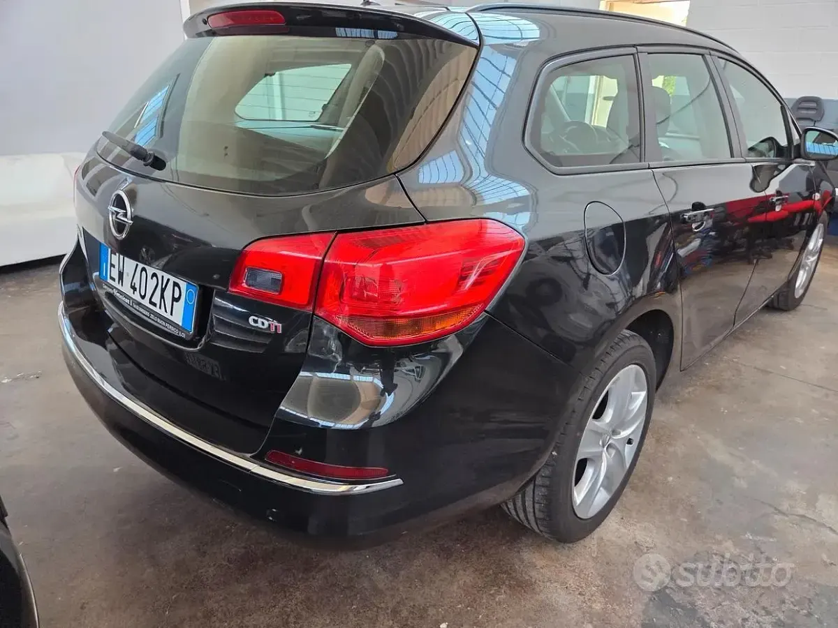 Usata Opel Astra 110 CV (80 kW) 2014 Nero Station wagon