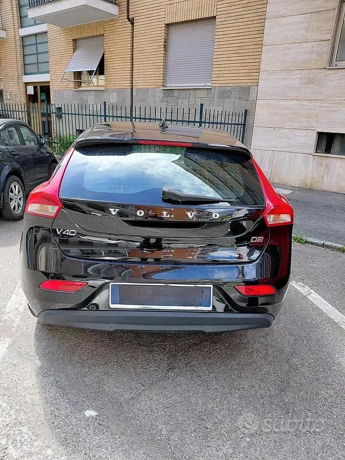 Usata Volvo V40 R-Design Momentum 120 CV (88 kW) 2016 Nero Berlina