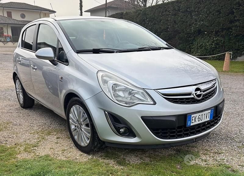 Usata Opel Corsa Edition 86 CV (63 kW) 2012 Grigio Utilitaria