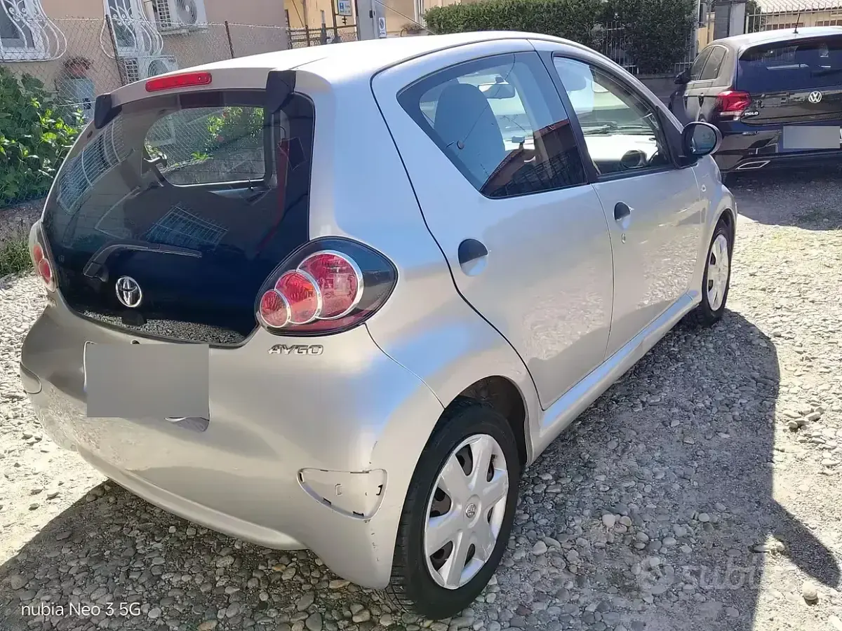 Usado Toyota Aygo 68 HP (50 kW) 2009 Cinzento Citadino