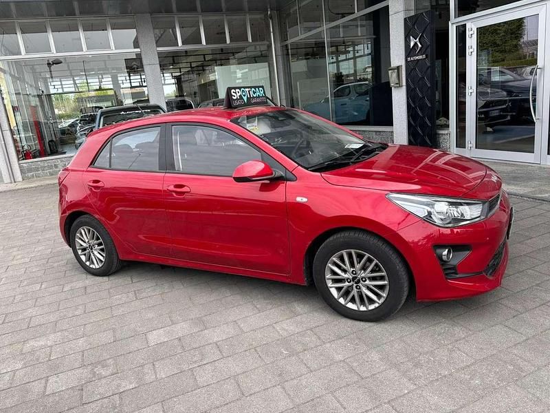 Käytetty Kia Rio Style 84 HP (61 kW) 2023 Punainen Sedan