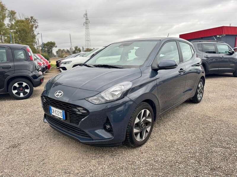 Grigio Usata 2023 Hyundai i10 Due volumi | 13.990 € (Buon prezzo) - Immagine 1/4