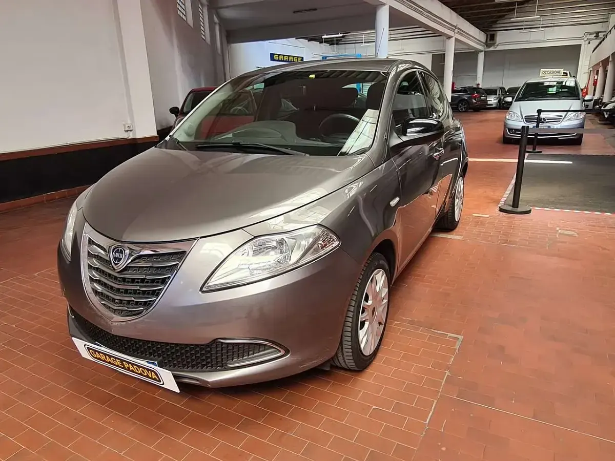 Usata Lancia Ypsilon Gold 69 CV (50 kW) 2013 Grigio Utilitaria