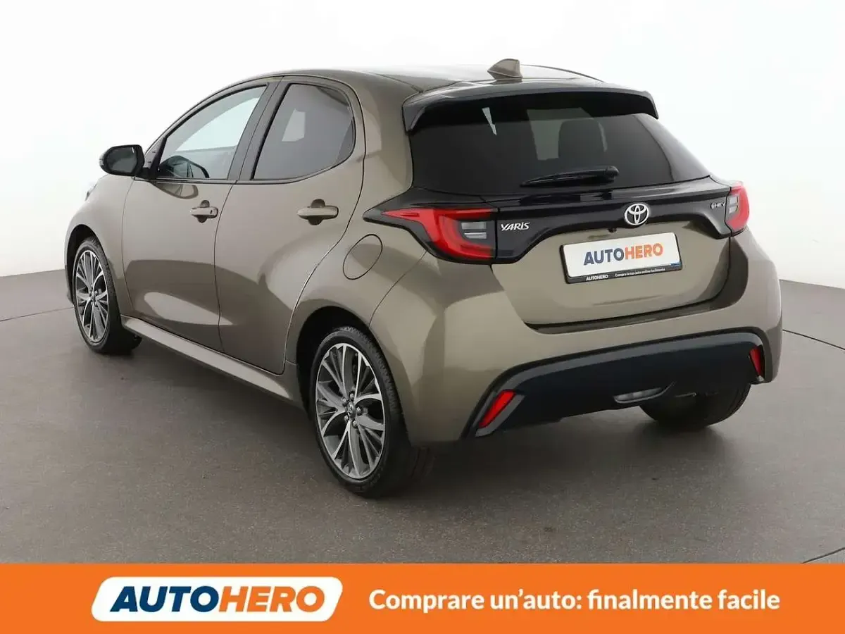 Usata Toyota Yaris Hybrid Lounge 131 CV (96 kW) 2024 Beige Berlina