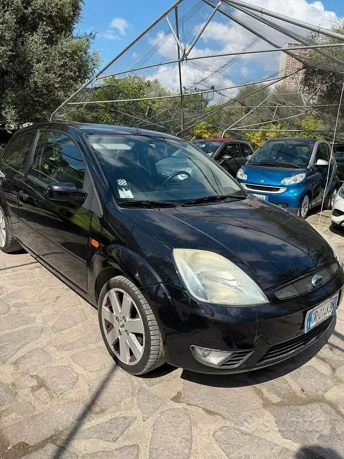 Second-hand Ford Fiesta Ambiente 75 CP (55 kW) 2004 Negru Hatchback