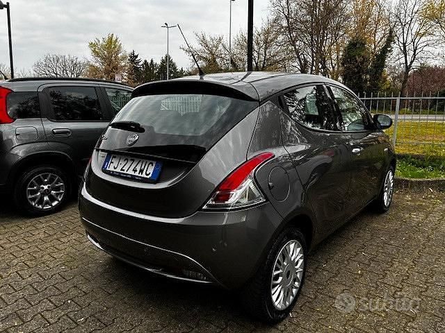 Usata Lancia Ypsilon Gold 69 CV (50 kW) 2017 Grigio Utilitaria