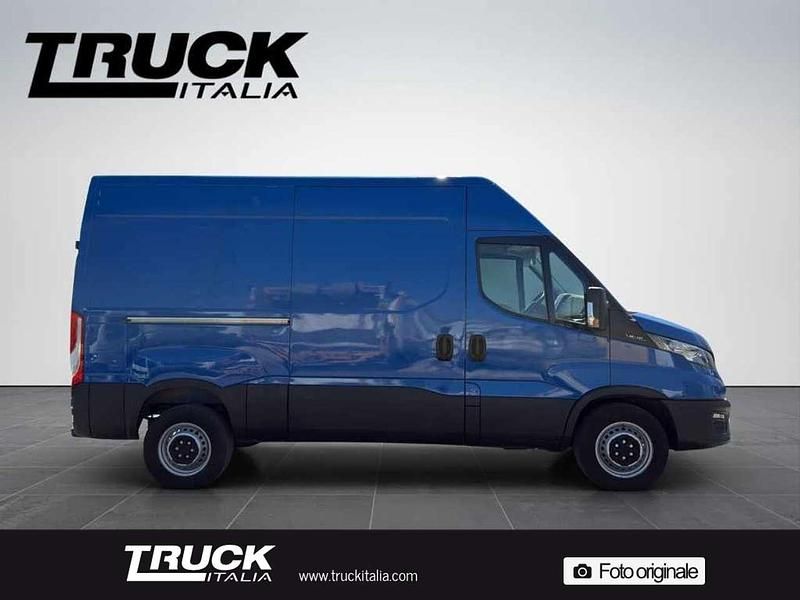 Usata Iveco Daily 136 CV (100 kW) 2020 Blu Berlina