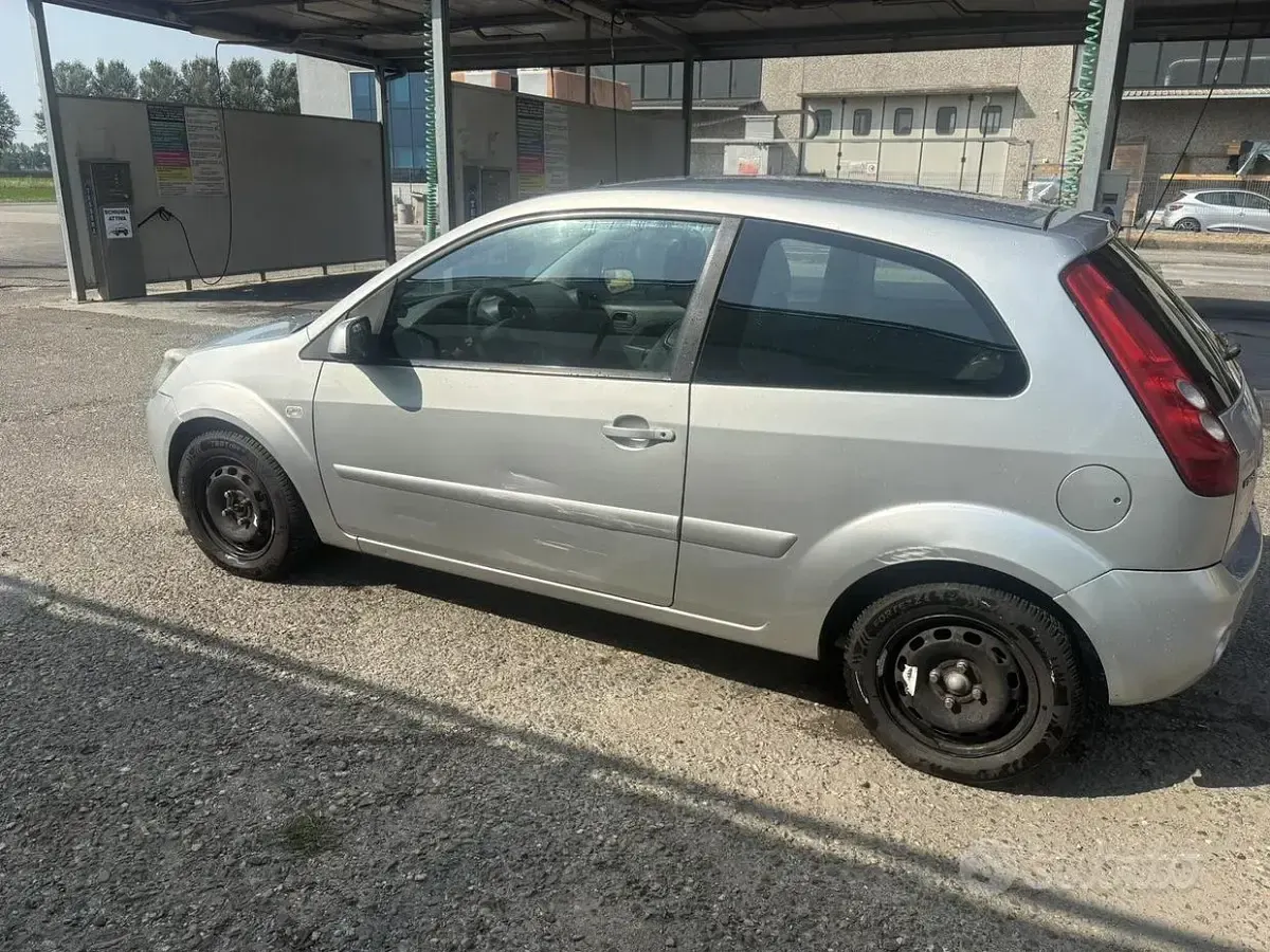 Usata Ford Fiesta 68 CV (50 kW) 2008 Grigio Utilitaria