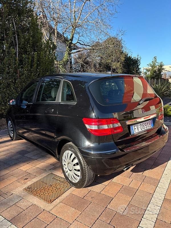Usata Mercedes B180 Premium 109 CV (80 kW) 2011 Nero Monovolume