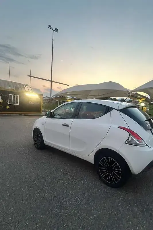 Usata Lancia Ypsilon 69 CV (50 kW) 2015 Utilitaria