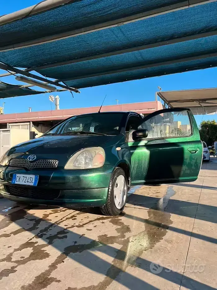 Usata Toyota Yaris 68 CV (50 kW) 2002 Verde Utilitaria