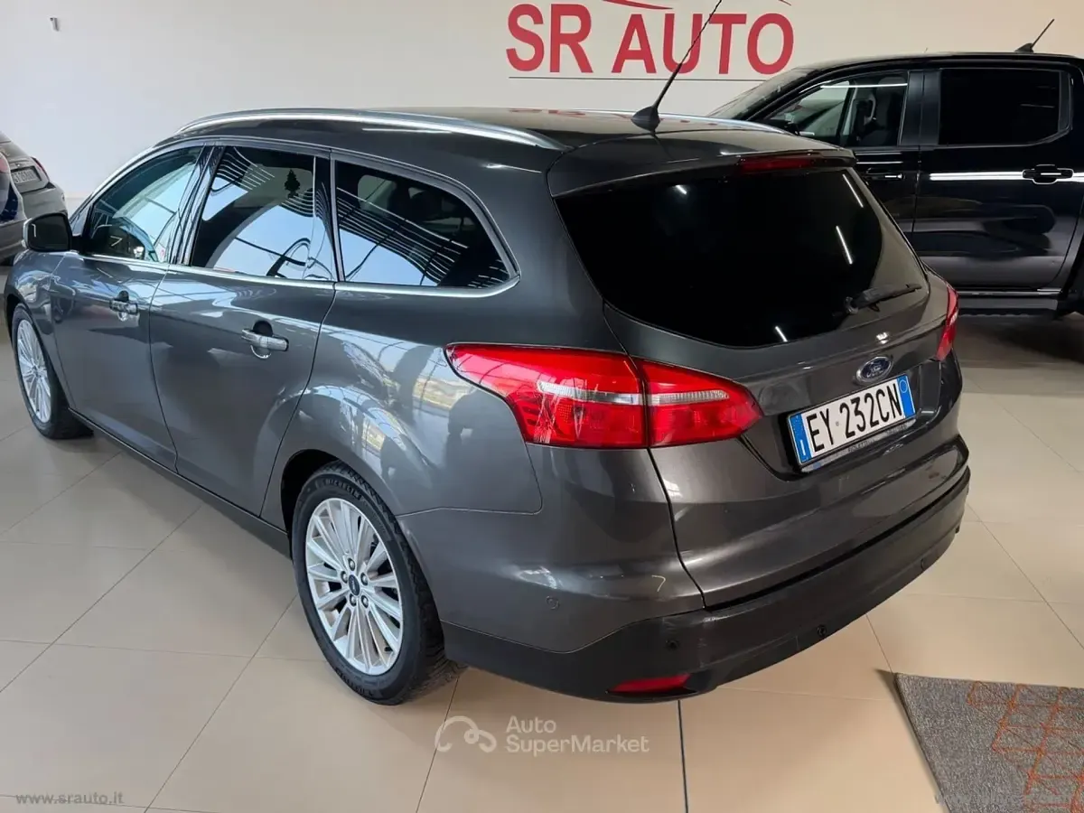 Begagnad Ford Focus Titanium 120 HK (88 kW) 2015 Grå Kombi