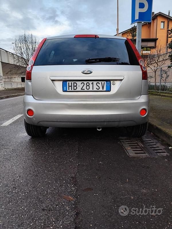 Usata Ford Fiesta Ghia 96 CV (70 kW) 2008 Grigio Utilitaria
