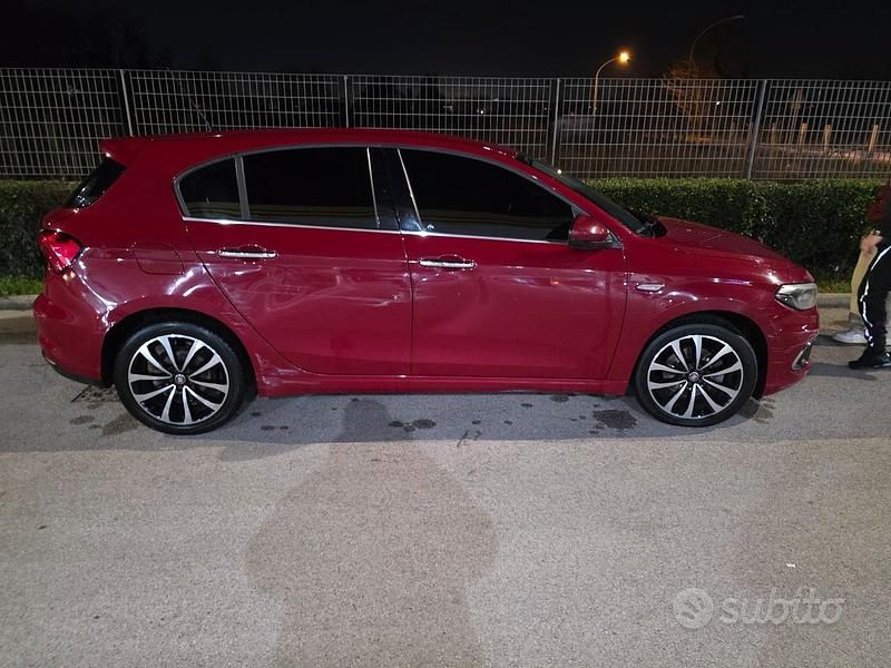 Käytetty Fiat Tipo Lounge 95 HP (69 kW) 2017 Punainen Sedan