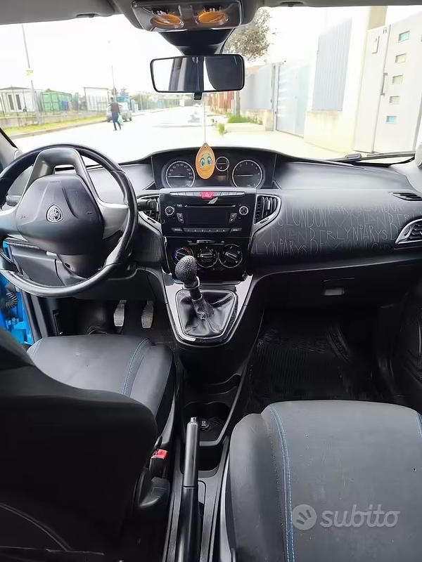 Usado Lancia Ypsilon 69 HP (50 kW) 2013 Azul Citadino