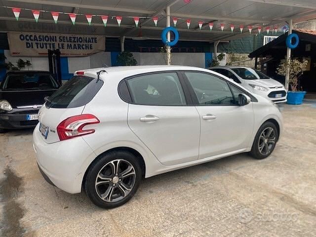 Usata Peugeot 208 Access 68 CV (50 kW) 2014 Bianco Utilitaria