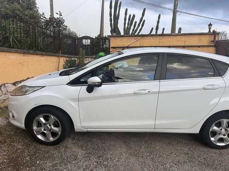 Usata Ford Fiesta 95 CV (69 kW) 2010 Bianco Utilitaria