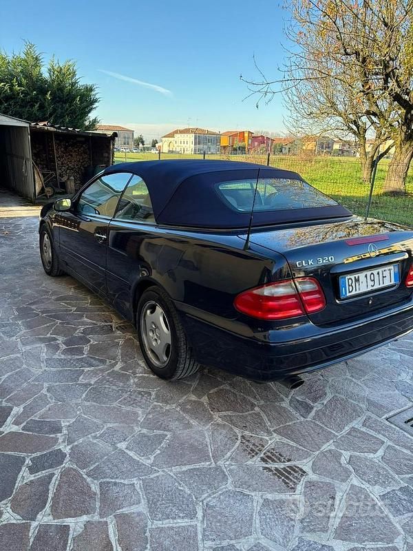 Usata Mercedes CLK320 218 CV (160 kW) 2000 Blu Cabrio